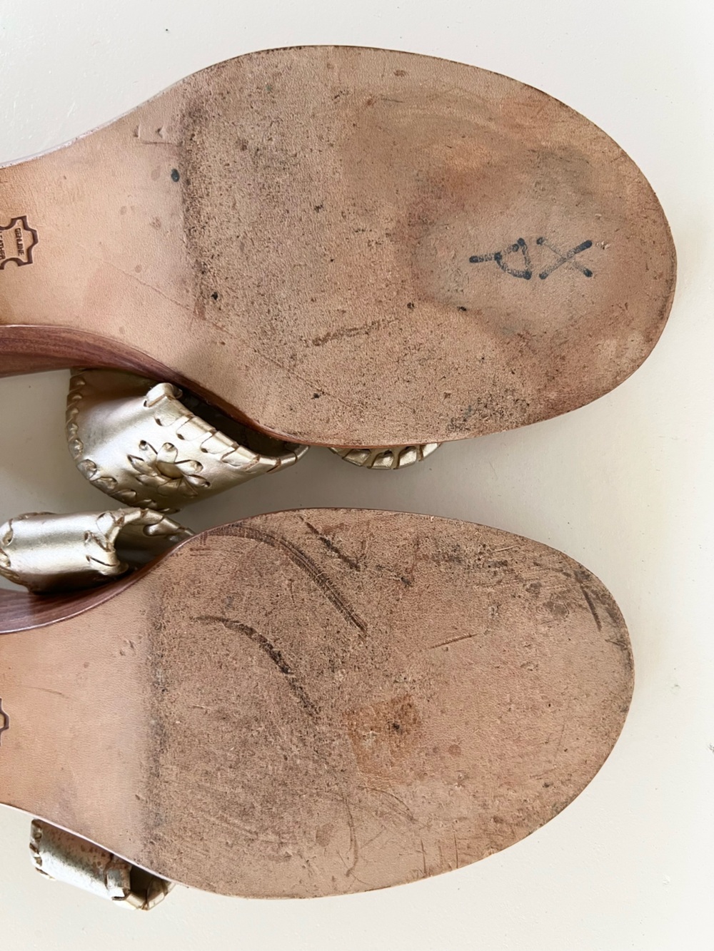 Jack Rogers Mid Wedge 2" Leather Thong Sandals in Metallic Platinum, 8M - Picture 9 of 13
